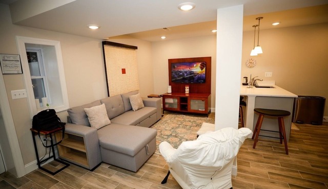 Amma’s Retreat - Peaceful apartment that sleeps 5. 2 beds, 2 baths, free parking