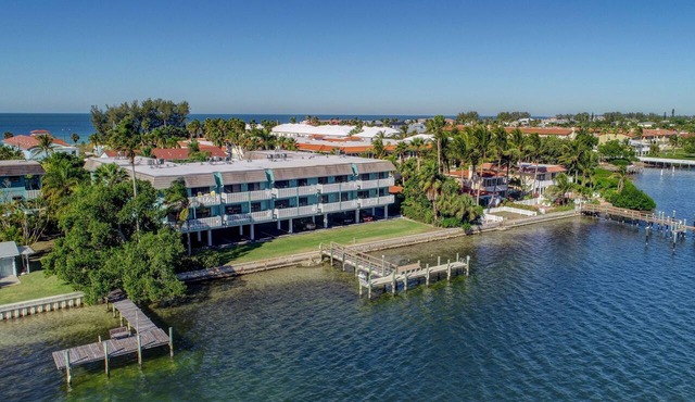 Anna Maria Island Retreat-Beach One Minute Walk-Heated Pool-Free Wi-Fi-Dock-Surr