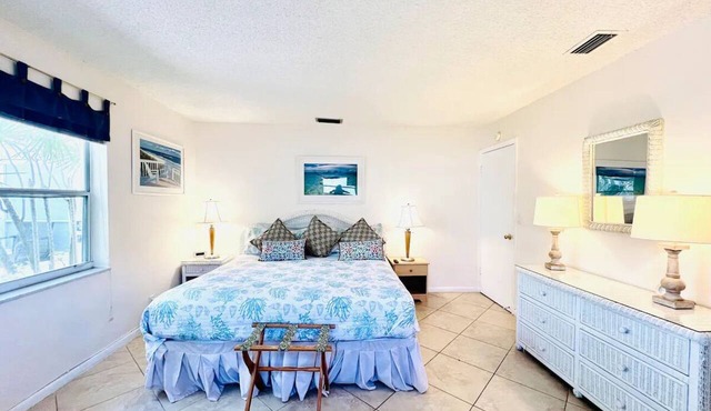 Apt#1-Charming relaxing -beautiful APT-80yard walk to the BEACH wBBQ/Patio