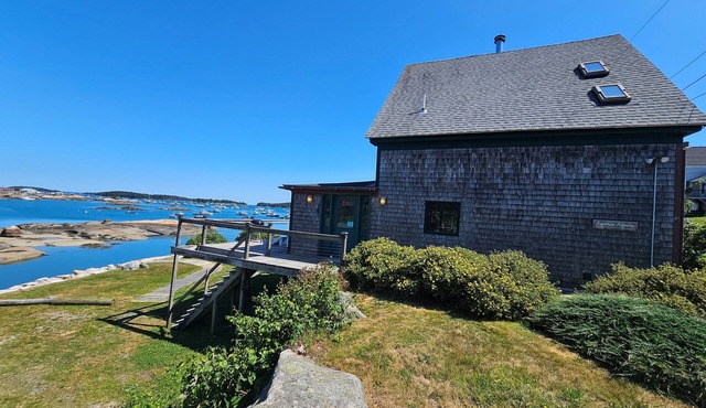 Aquarian Adjourn - Well-kept, In-town Home