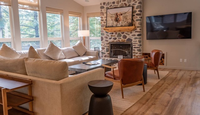 Arrowwood 4618 - Luxury Tri-Level Townhome Close to the Pool