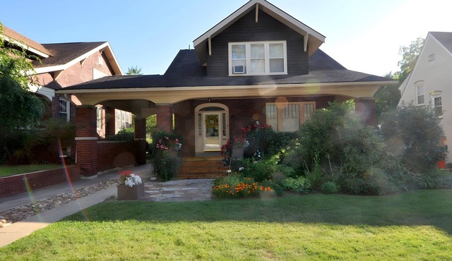 Aunt Beas Bungalow - Right in Town!