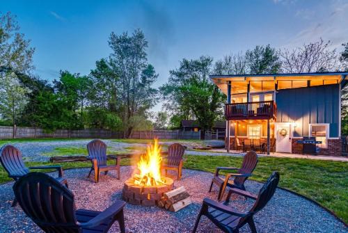 Balcony-BBQ-Firepit-FENCE-King-Full kitchen-Pets