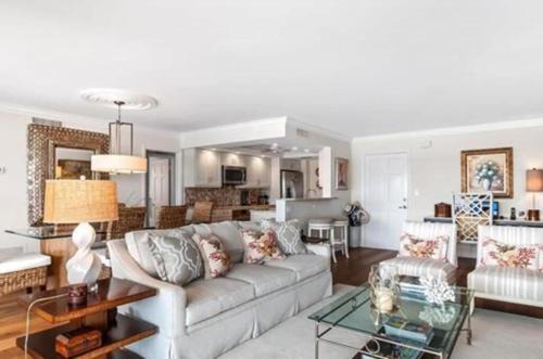 Bayfront Condo with Screened Lanai and Beach Acces