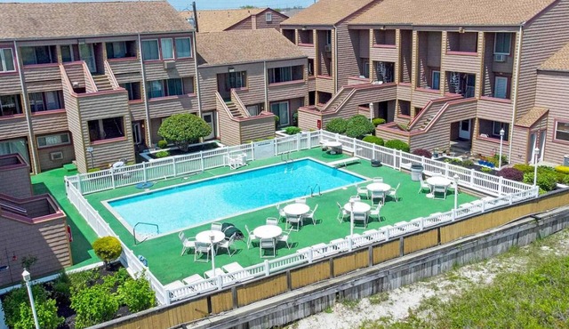 Beach Block! Beautifully furnished 1 bed/1 bath steps to the sand