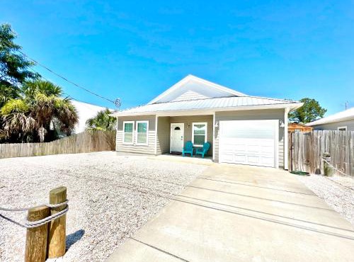 Beach Haven One Block to Bch Sleeps Six Dog OK