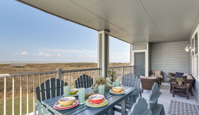 Beach + Pool Access: Resort Getaway in Galveston!