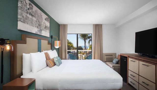 Beachcomber 2-Room Stay with Live Music and Late-Night Energy