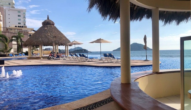BEACHFRONT 2 BEDROOM CONDO IN LAS GAVIAS RESORT - Sleeps 6