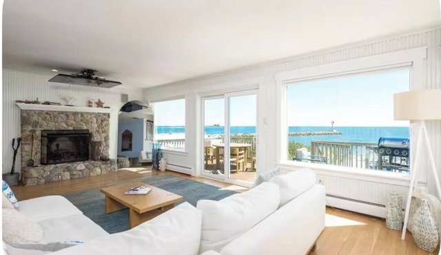 Beachfront house. Spacious 4-bedroom house in charming Westbrook with AC