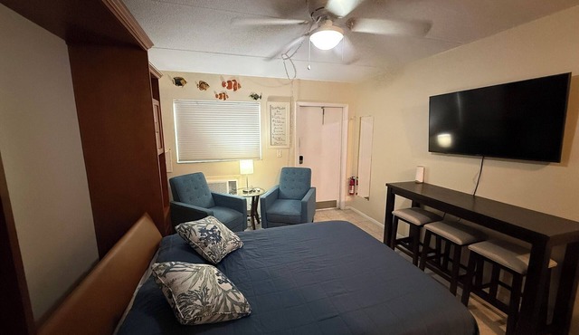 Beachfront Studio Apartment with beach access and Olympic pool