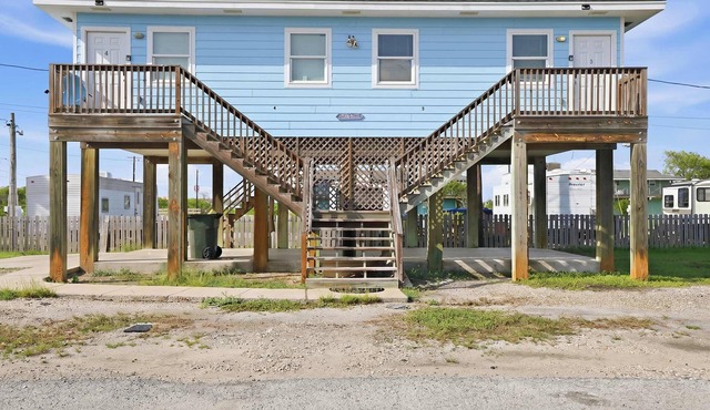 Beachside 1BR Studio, Sleeps 4 & Near Attractions