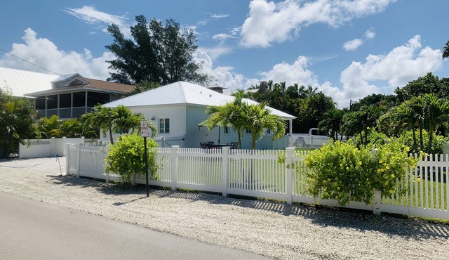Bean Point Beach Cottage -North End of Anna Maria Island lovely sand & sunsets!