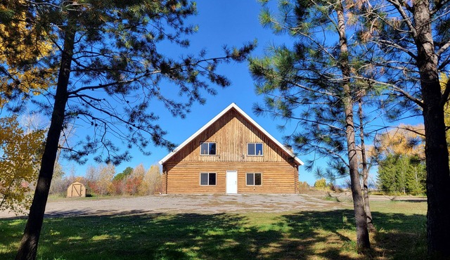 Beautiful 4-bedroom cabin in Saint Anthony perfect for your large group getaway