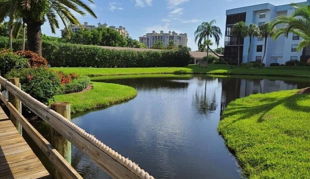 Beautiful condo perfectly positioned along the Caloosahatchee River,