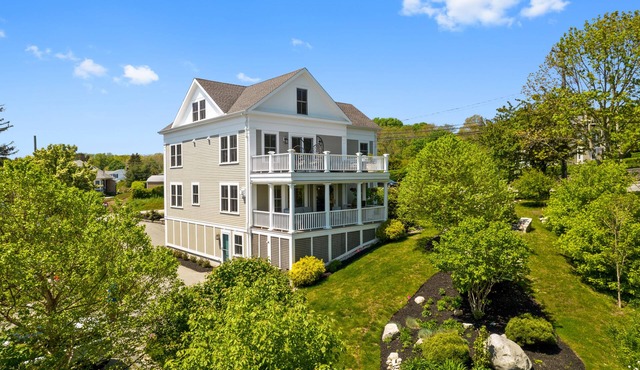Beautiful Harbor view home w/2 decks, walking distance to the center of Mystic.