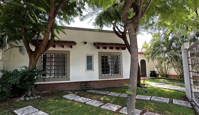 Beautiful House with the best weather of Cuernavaca in a private Neighborhoodd