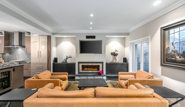 Beautiful & Modern 3-Bedroom Georgetown Home, Free parking
