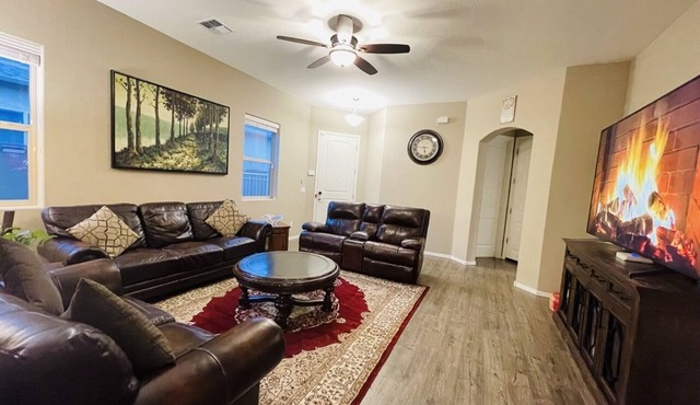 Beautiful private home,great views, clean & specious,2minutes to Iron King Trail