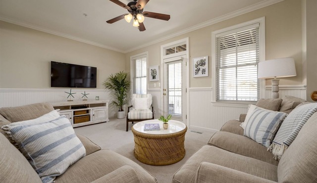 Beautiful Townhouse @67th, 2 Pools, FREE Linens/Towels, Grill, Baby Crib too!