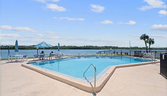 Beautiful Waterfront Condo, 3 bedroom 2 bath, 8 min walk to the beach