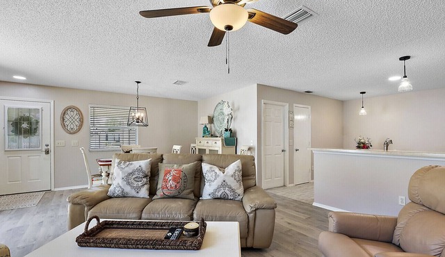 Beautifully Decorated and only 5 minutes from Lake Sumter Landing Square!