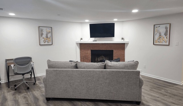 Beltway Gem: 1BR Oasis Top Decor