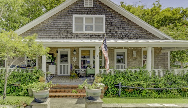 Best Porch in Swansboro! 1 Block to Front Street. Beautiful New Kitchen.