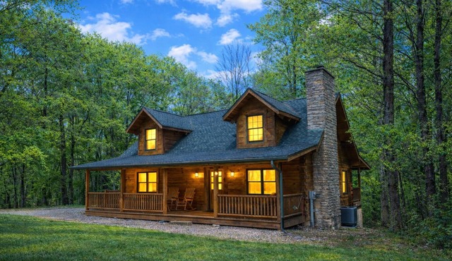 Black Bear Hideaway: 5 BR, bear-themed, pet-friendly lodge for 14: Hocking Hills