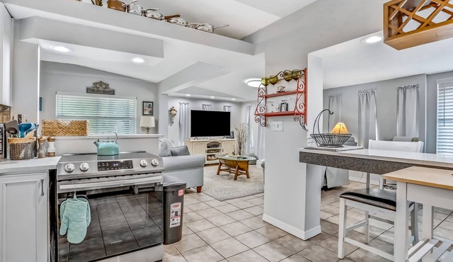 Blooming oasis near the ocean with a hot tub, adult bikes & grill - dog-friendly