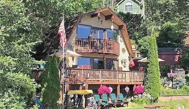 BOLTON/NORTHWEST BAY LAKEFRONT HOME WITH PRIVATE BEACH