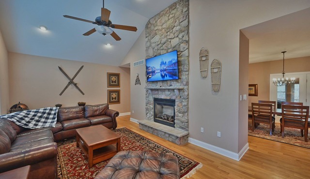 Boulder Bliss - 4bd 3ba minutes from 2 state parks and 2 lakes in the Poconos