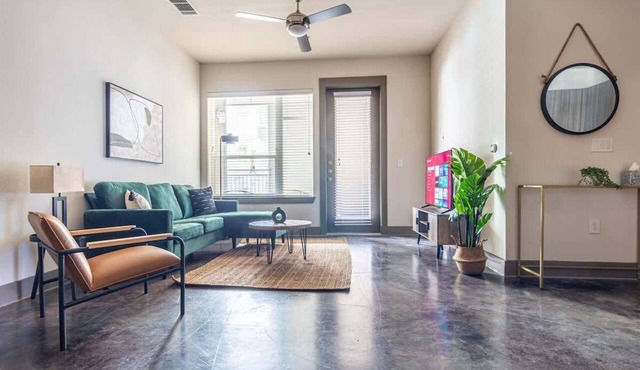 Boulevard Stays Luxurious 2BR King Suite Pool, Parking, Gym