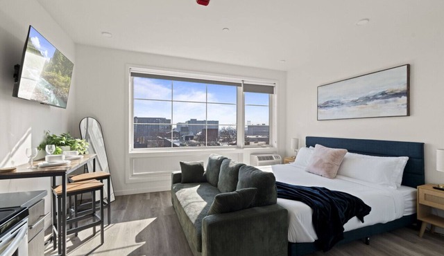 Boutique Studio with Rooftop View and Gym