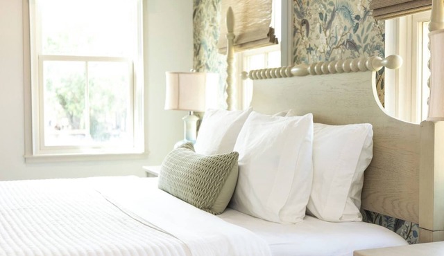 Boutique Suite/Steps from St. George Street!