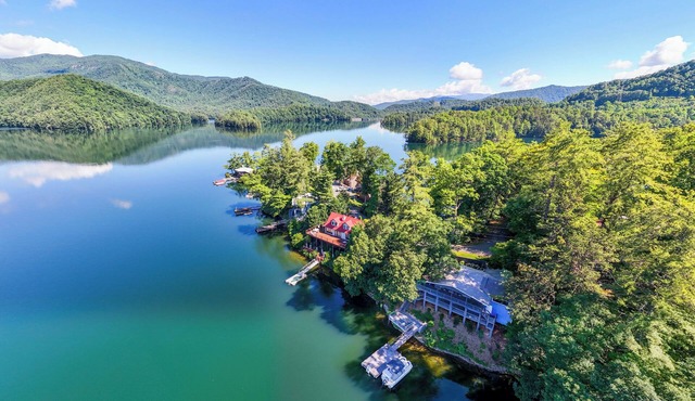 Breathtaking views lakeside cottage