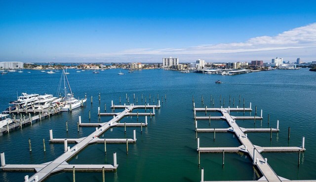 Bright 2 Queen Base | Beach Walk 0.3 mi, Outdoor Pool & Rooftop Sips, by Pier 60