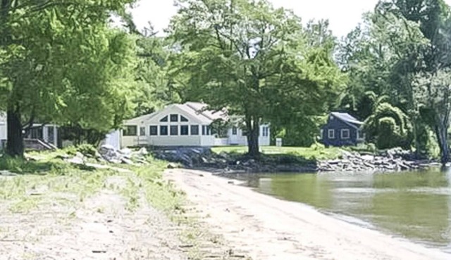Bright 3 Bedroom Lake Cottage with dock!