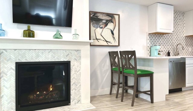Bright Bespoke 1-BR Unit in the Cottages on James