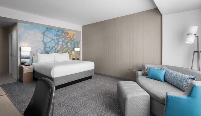 Bright King Sofa Room | Pool, Bar, 0.1 mi from Clearwater Beach & Walk