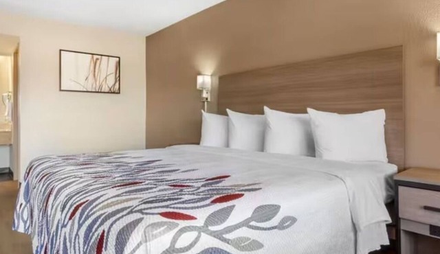 Budget-Conscious Stay Near Kino Sports Complex – Under 2 Miles Away