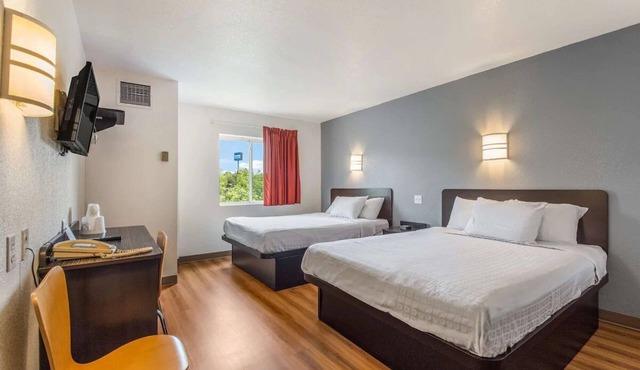 Budget-Friendly Room Perfect for Family Adventures in Knoxville | Pets Allowed