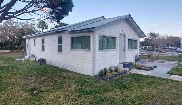 Bungalow overlooking Lake Dora!
