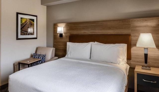 Business-friendly Accommodation! 2 Rooms, Minutes to Sergeant Jasper State Park