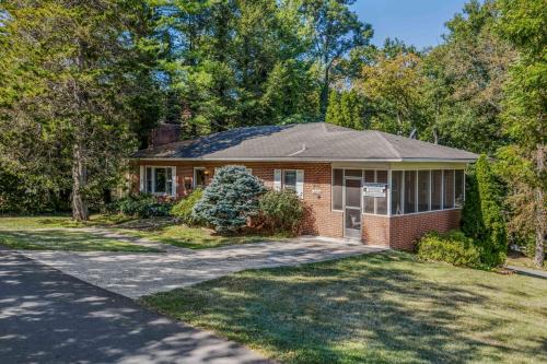 Castle View - Wifi, Pet Friendly, Screen Porch, Game Room, Grill, Family Friendly, Kid Friendly, Fireplace