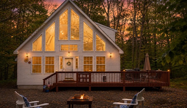 Chalet w/firepit, deck, BBQ, fireplace, Wi-Fi, AC, close to waterparks, skiing