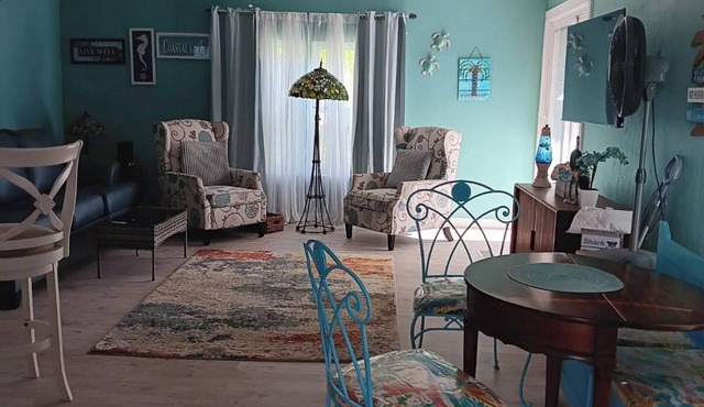 Charming 2-bedroom cottage in enjoyable North Fort Myers with AC, WiFi