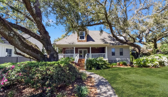 Charming 2 bed, 2 bath beach cottage on East Beach