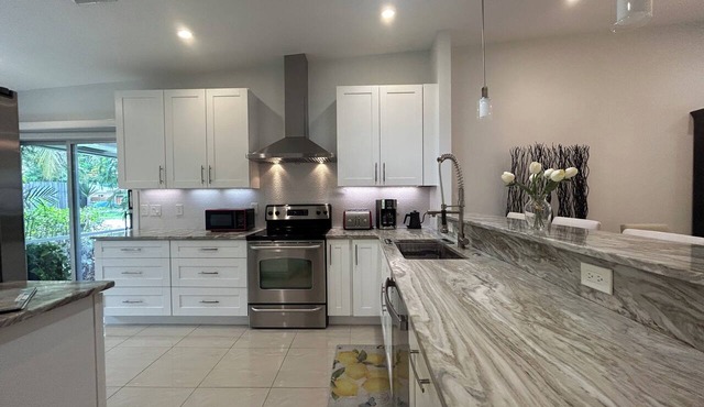 Charming 2-Bedroom House - Gorgeous Patio Garden- Pet friendly