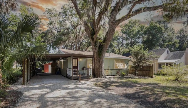 Charming 2-bedroom house in gorgeous Crystal River with WiFi, AC